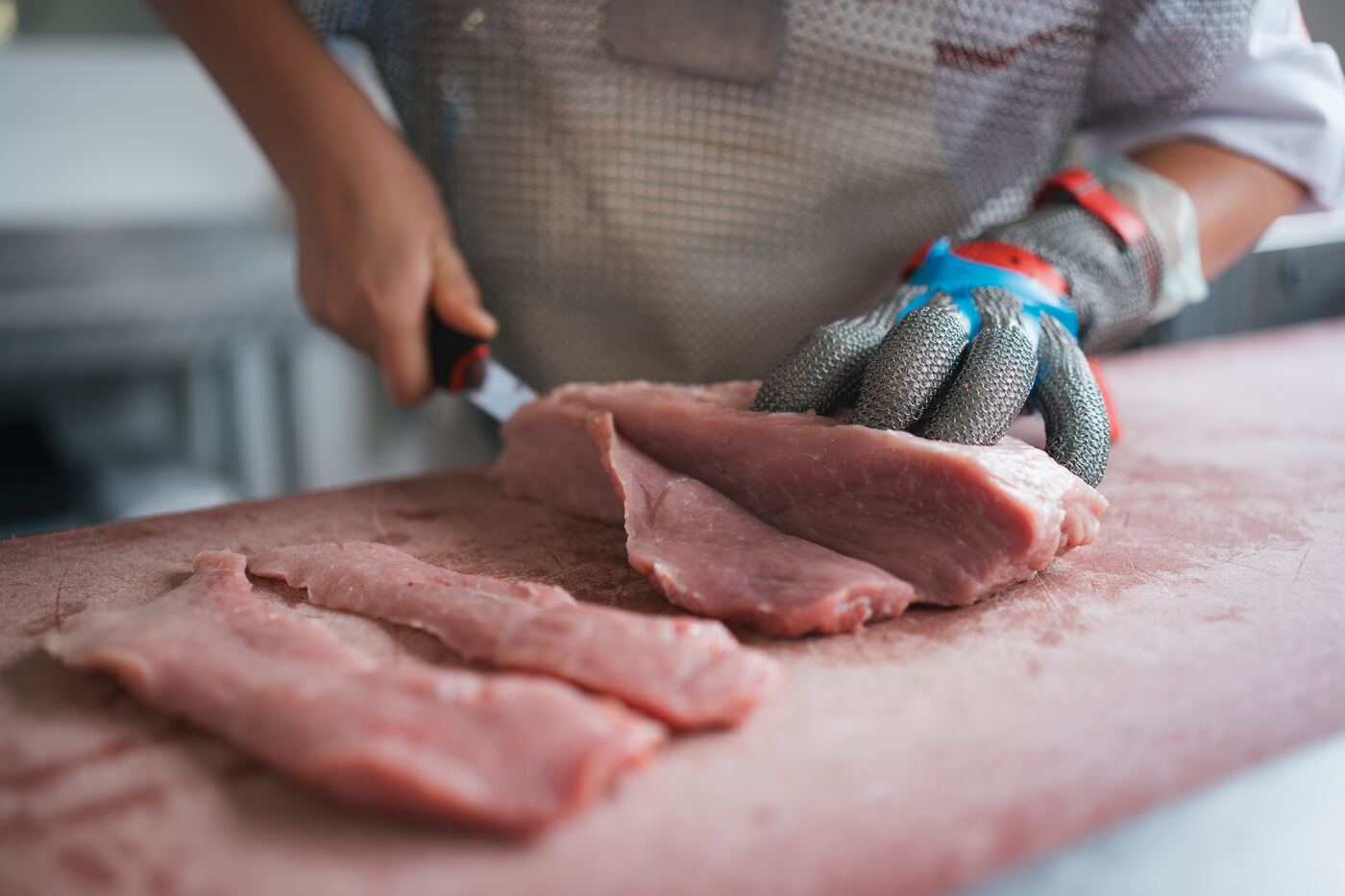 Fleisch wird an der Theke frisch zugeschnitten